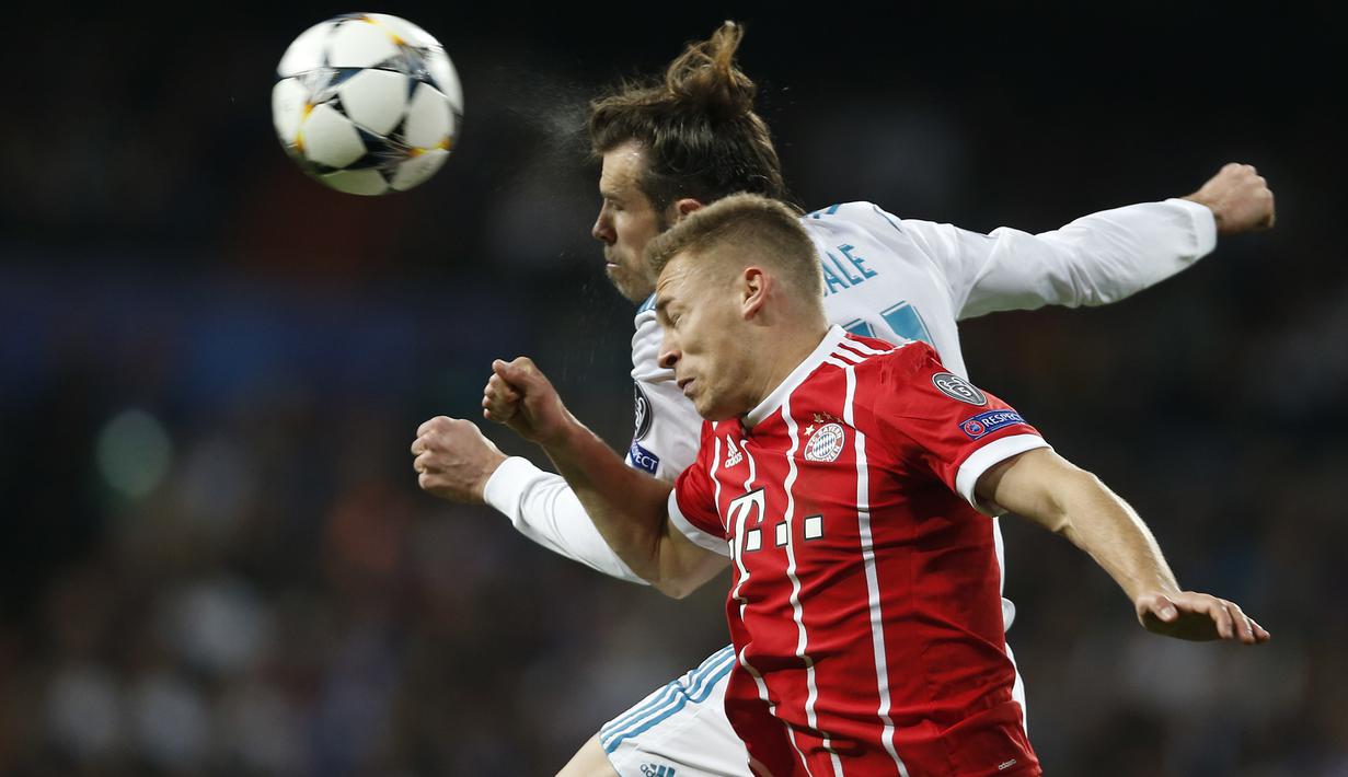 Duel pemain Real Madrid, Gareth Bale dan pemain  Bayern, Joshua Kimmich (depan) pada leg kedua semifinal Liga Champions di Santiago Bernabeu stadium, Madrid, (1/5/2018). Madrid bermain imbang 2-2. (AP/Francisco Seco)