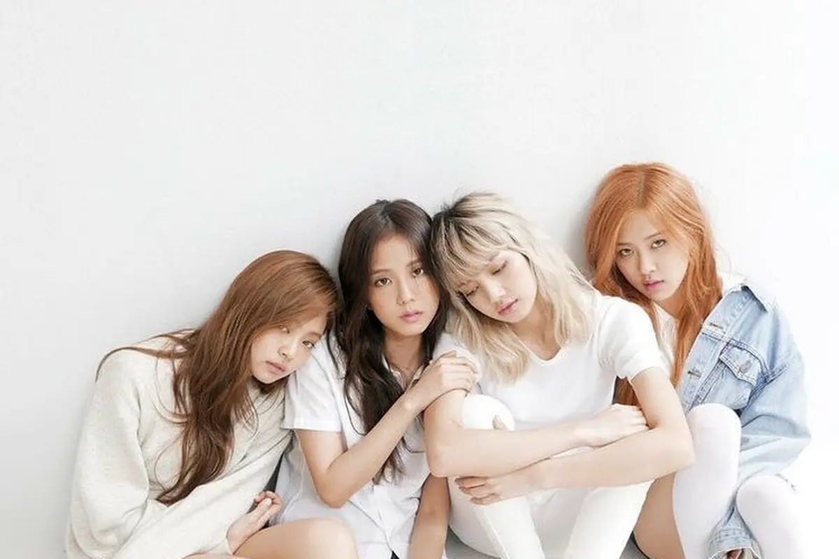 Foto Jennie dengan BLACKPINK di momen anniversary (Instagram @jennierubyjane)