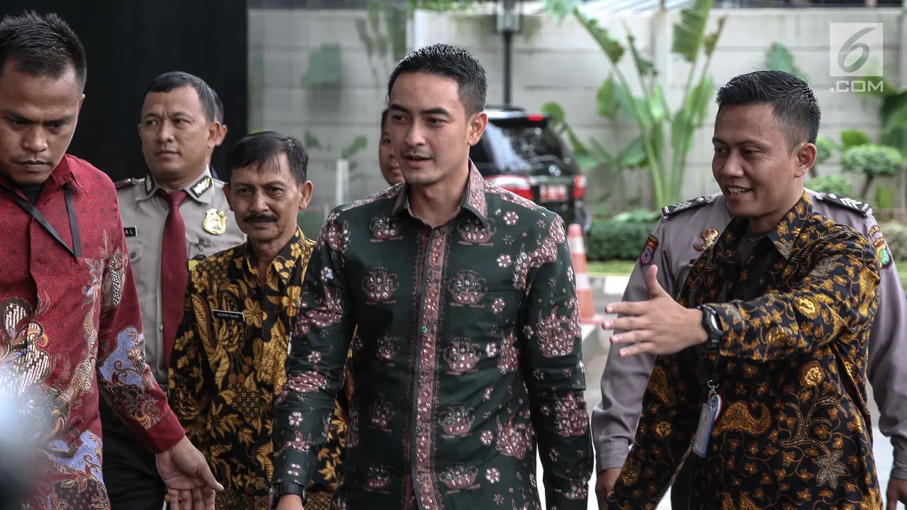 Gubernur Jambi, Zumi Zola