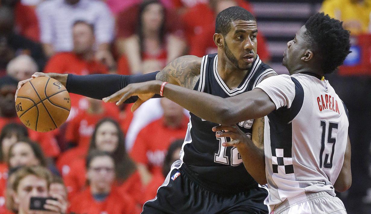 Pemain San Antonio Spurs, LaMarcus Aldridge (kiri) mencoba melewati pemain Houston Rockets, Clint Capela pada gim keenam semifinal NBA Wilayah Barat di Houston, (11/5/2017). Spurs menang 114-75. (AP/Eric Christian Smith)