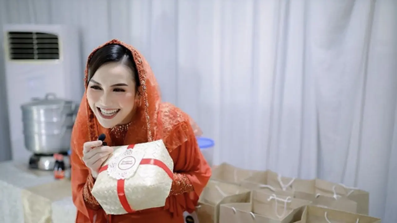 Ayu Ting-Ting pelanggan katering Dapur Bu Sastro