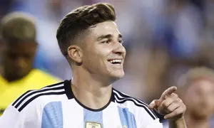 Julian Alvarez sukses menepis keraguan saat pertama kali menginjakkan kaki di Liga Inggris. Meski bertatus pemain baru namun striker muda ini punya mental baja dan mampu tampil ciamik di Manchester City. Di gelaran Piala Dunia nanti Alvarez diprediksi bisa membuat kejutan bersama Timnas Argentina di Piala Dunia 2022. (AFP/Andres Kudacki)