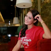 Pevita Pearce tetap bersyukur di hari ulang tahunnya ia bersama teman-temannya, meski ternyata seseorang yang diharapkannya tidak dapat ikut merayakan ulang tahun bersama. (Galih W. Satria/Bintang.com)