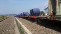 Kereta barang anjlok di pantura (Liputan6.com / Felek Wahyu)