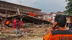 Petugas dan relawan membantu proses evakuasi korban yang tertimbun proyek bangunan yang roboh di Perumahan Cenderawasih Permai, Kecamatan Sungai Pinang, Samarinda, Kalimantan Timur, (3/6/2014). (ANTARA FOTO/Rio Ferdinanto)