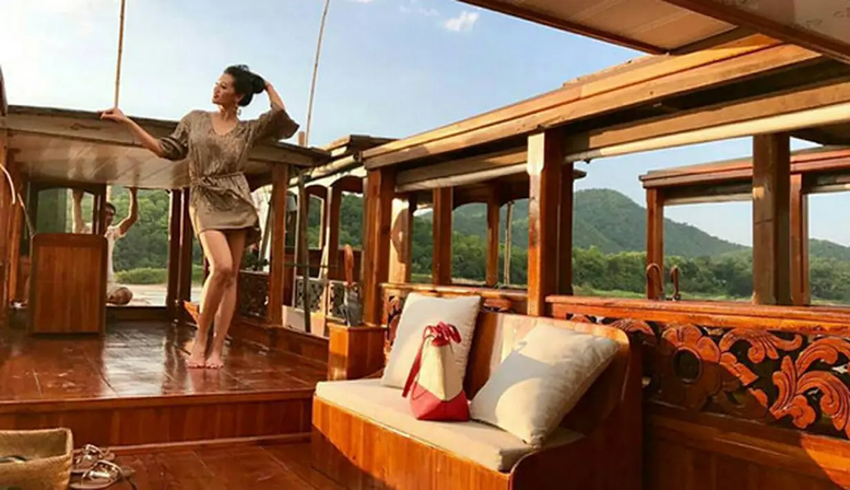 Merasa sudah tak percaya diri lagi, Farah Quinn mulai jarang tampil seksi. Seperti diketahui, presesnter satu anak itu dikenal cantik dan seksi. Hal itu juga terlihat dimedia sosialnya. (Instagram/farahquinnofficial)