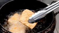 Trik Menggoreng Tahu yang Sering Meledak agar Bisa Renyah Merata Tanpa Ribet, Aman untuk Pemula