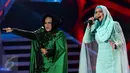 Penyanyi Siti Nurhaliza saat berduet dengan Hetty Koes Endang di acara Golden Memories International, Jakarta, Kamis (12/1). Bagi Siti acara ini menjadi spesial untuknya. Karena ulang tahunnya sama seperti Indosiar. (Liputan6.com/Yoppy Renato)