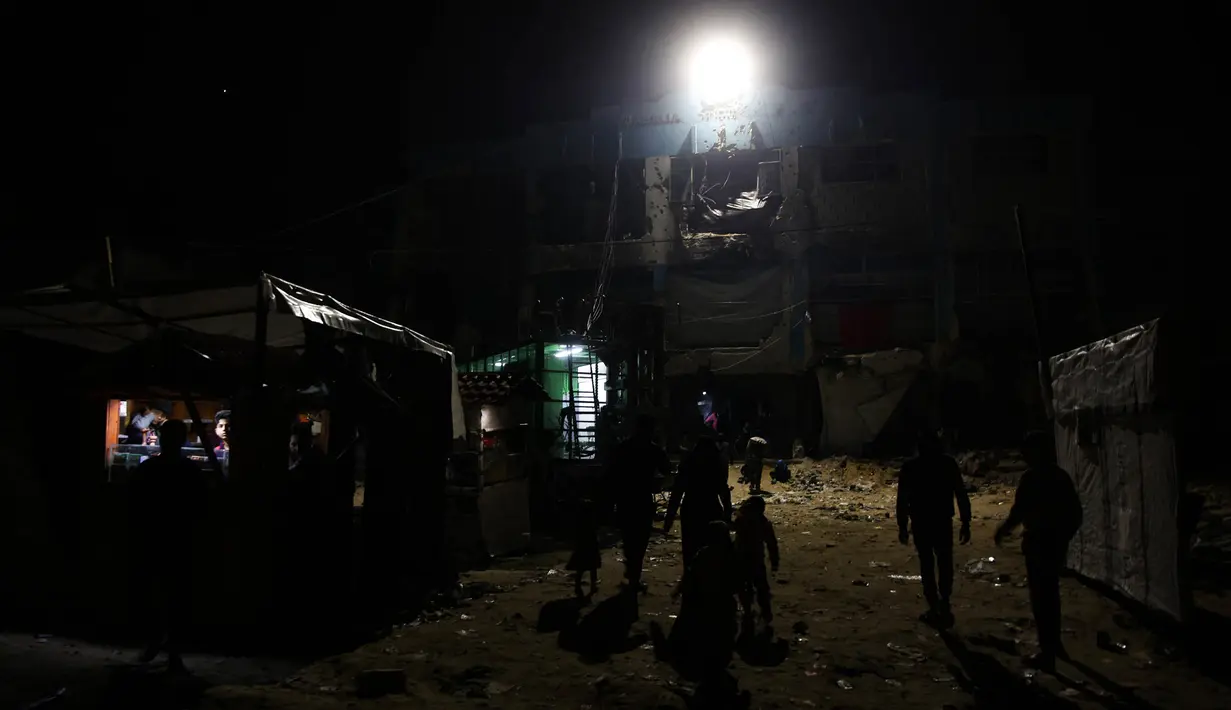Menyusul kesepakatan gencatan senjata antara Israel dan Hamas, ribuan orang telah kembali dari lokasi pengungsian dan menempati tempat tinggal mereka di wilayah Jalur Gaza utara. (Omar AL-QATTAA/AFP)