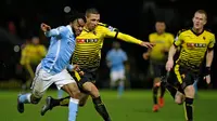 Gelandang Manchester City, Raheem Sterling, saat berebut bola dengan gelandang Watford, Jose Holebas, pada laga lanjutan Premier League, di Stadion Vicarage Road, Sabtu (2/1/2016). (AFP/Adrian Dennis)