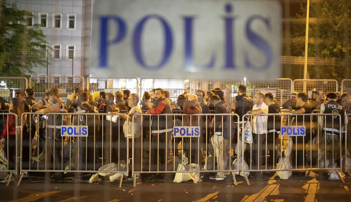 <p>Sejauh ini, baik Erdogan maupun Kilicdaroglu telah menyatakan akan menghormati hasil penghitungan suara, sekalipun pemungutan suara putaran kedua harus bergulir. (AP Photo/Metin Yoksu)</p>