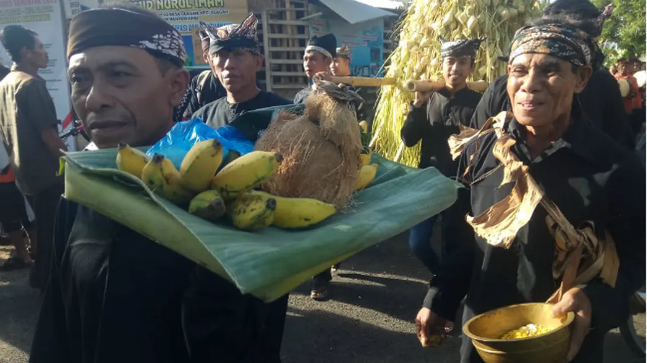 Warga Banyuwangi Berebut Kupat Gunggung, Melihat Peruntungan Setahun ke Depan