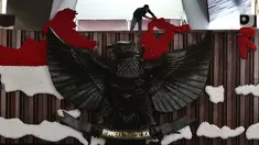 Pekerja mempercantik Ruang Rapat Paripurna I dengan peta Indonesia berwarna merah putih di kompleks Parlemen MPR-DPR RI, Senayan, Jakarta, Rabu (16/10/2019). Ruang paripurna DPR tampak dihias menjelang pelantikan presiden dan wapres terpilih pada 20 Oktober mendatang. (Liputan6.com/Johan Tallo)