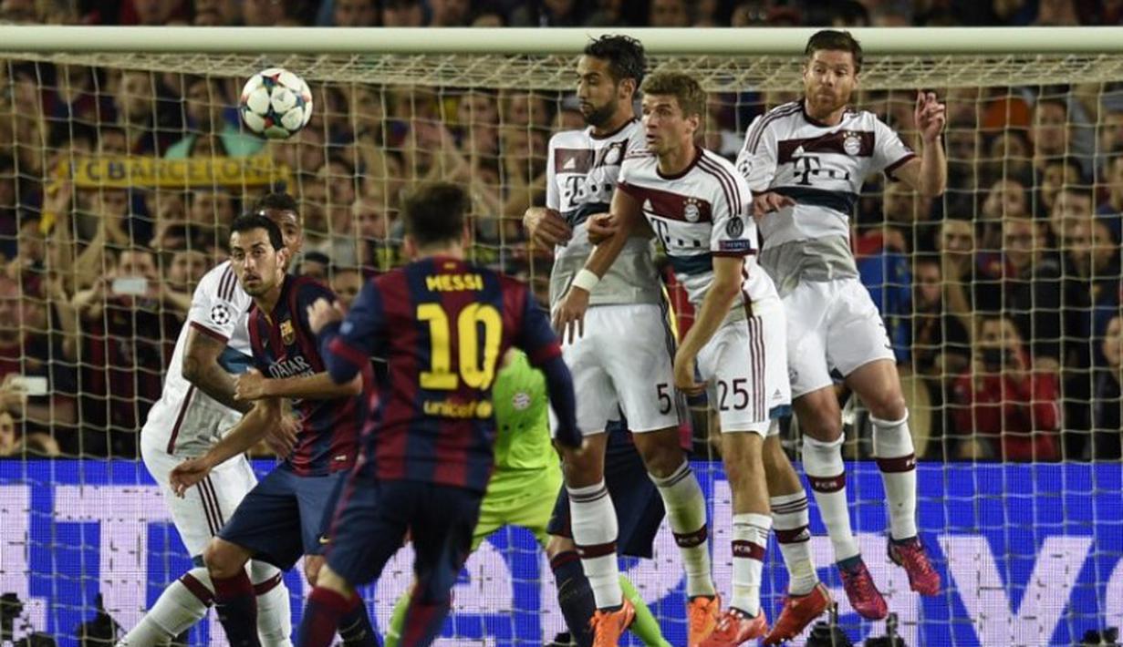 Pemain-pemain Bayern Muenchen berusaha menahan tendangan bebas Lionel messi. (AFP PHOTO/LLUIS GENE)
