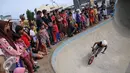Warga menonton aksi pesepeda BMX di Taman Kalijodo, Jakarta, Minggu (15/01). Proses pembangunannya area taman ini terbilang cukup cepat. (Liputan6.com/Fery Pradolo)