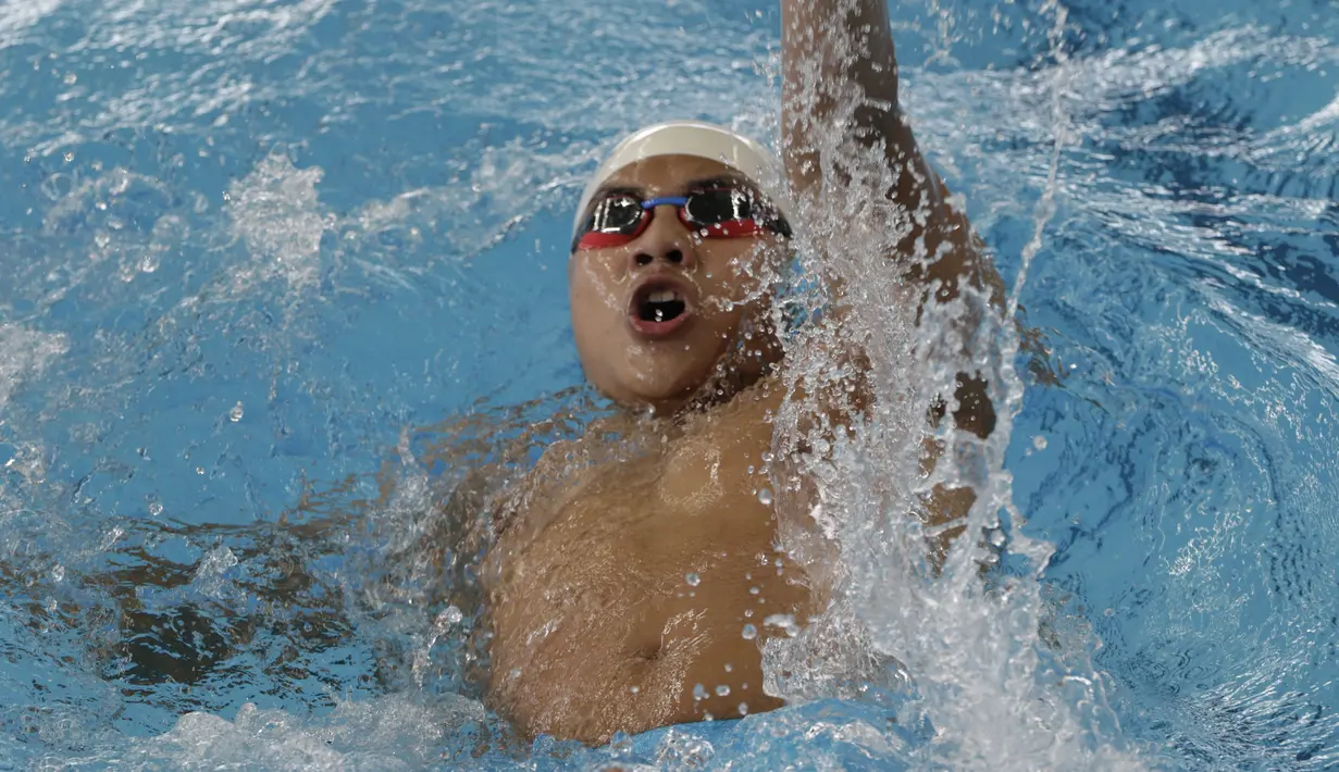 Perenang Indonesia, Dickson Yosafat, saat mengikuti Jakarta Open 2019 di Stadion Aquatic, Jakarta, Jumat (27/9). Turnamen ini merupakan Kualifikasi PON XX Papua dan seleksi akhir Tim Renang SEA Games 2019. (Bola.com/Vitalis Yogi Trisna)