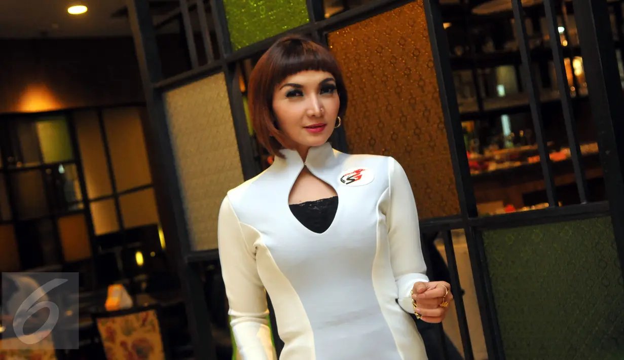 Aktris cantik Roro Fitria berpose usai acara amal yang digagas klub mobil mewah di kawasan Kemang, Jakarta, Jumat (26/6/2015). (Liputan6.com/Panji Diksana)