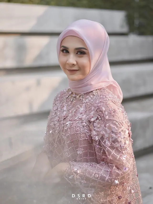 Mantap Berhijab Usai Dilamar, Ini 6 Potret Terbaru Kesha Ratuliu yang Makin Anggun