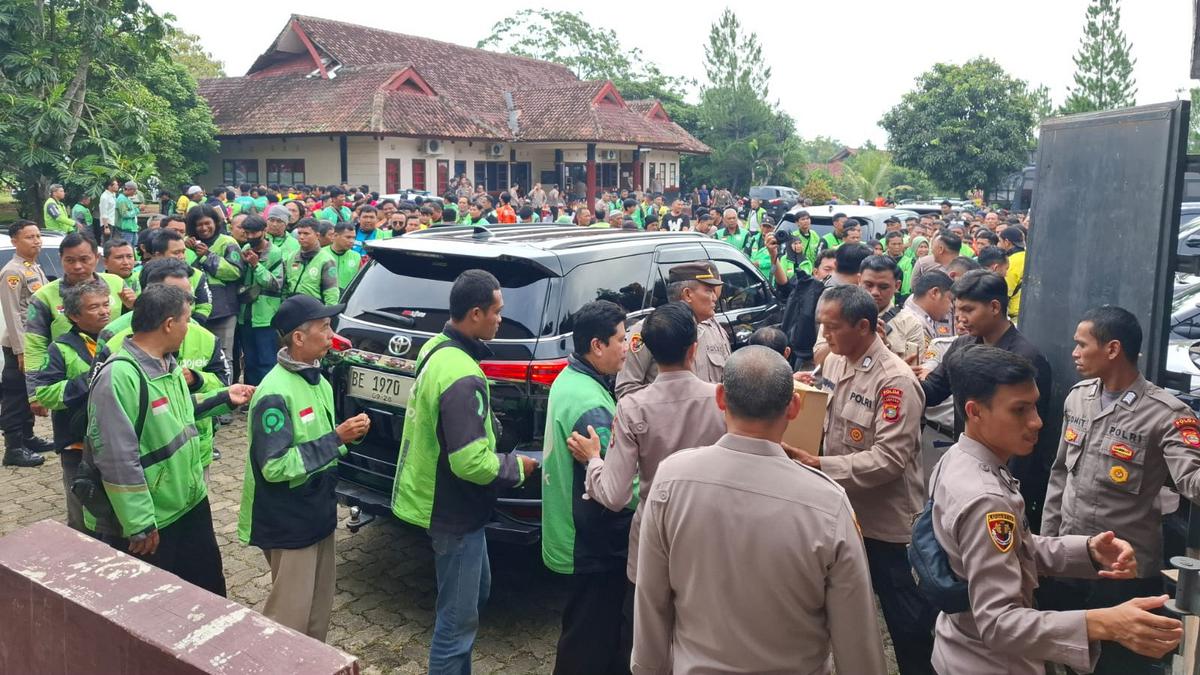 Polda Lampung Salurkan 300 Paket Sembako untuk Driver Ojek Online di Hari Bhayangkara ke-79