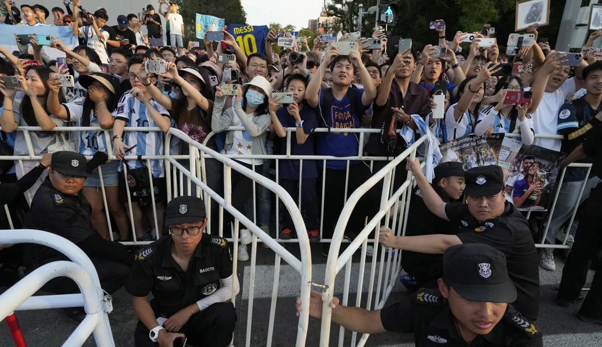 <p>Sesi latihan Timnas Argentina berhasil menyita perhatian pecintanya di China. Para fans rela menunggu di Beijing Worker's Stadium, tempat Timnas Argentina melakukan latihan, untuk sekadar melihat dan mengabadikan kehadiran Lionel Messi dan rekan-rekannya. (AP Photo/Ng Han Guan)</p>