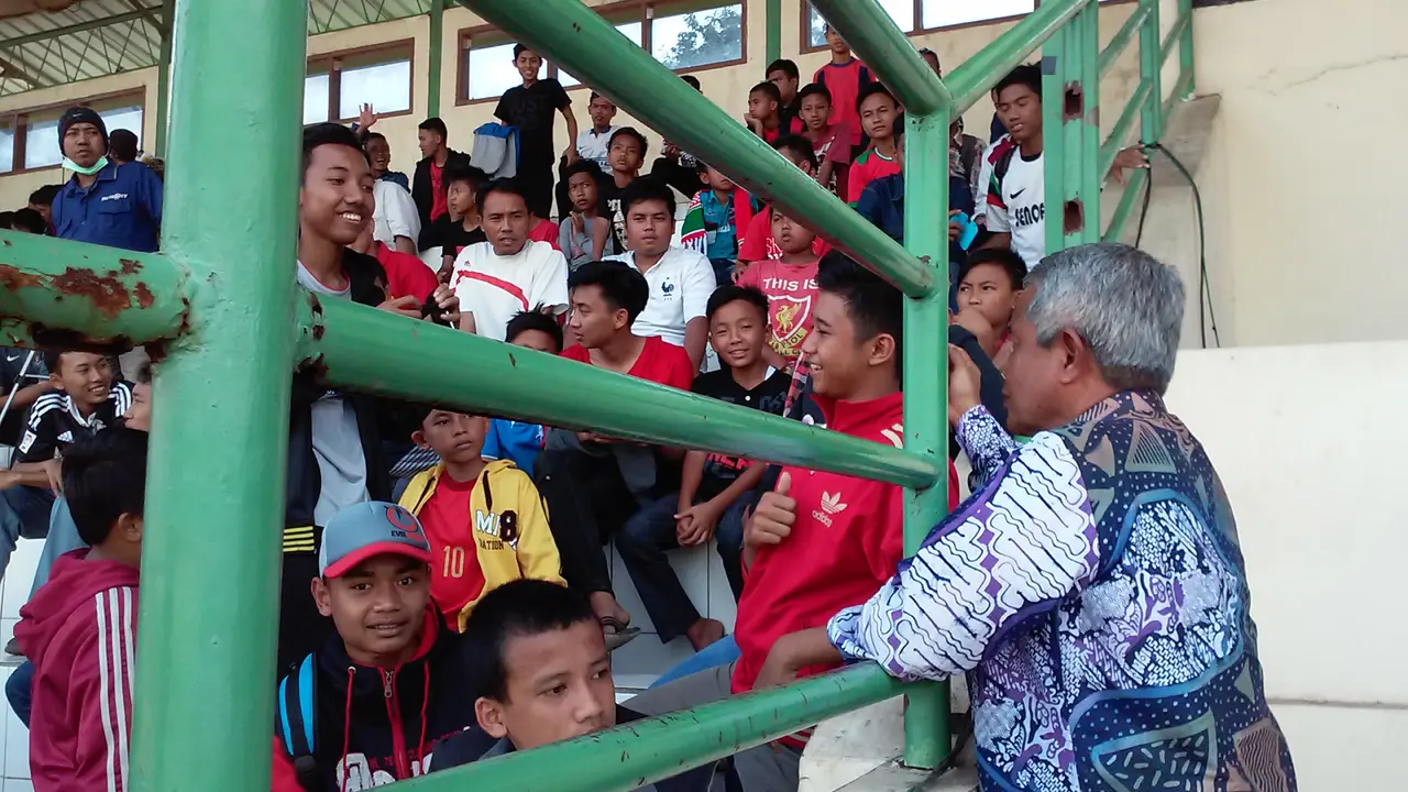 Tonton Timnas U-19, Djohar Layani Permintaan Foto Di Stadion
