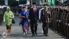 Presiden Joko Widodo (ketiga kiri) bersama ibu negara, Iriana didampingi Jaksa Agung M. Prasetyo (keempat kiri) menuju lapangan upacara Peringatan Hari Bhakti Adhyaksa ke-55 di Kejaksaan Agung, Jakarta, Rabu (22/7/2015). (Liputan6.com/Faizal Fanani) 