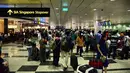 <p>Sejumlah jadwal penerbangan di bandara yang sibuk itu tertunda akibat terjadi kebakaran kecil di salah satu terminal, Singapura, Selasa (16/5). (AFP/ TOH TING WEI)</p>