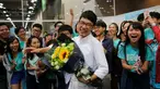 Nathan Law (tengah) merayakan kemenangannya usai mendapat kursi dalam pemilihan Dewan Legislatif Hong Kong, Senin (5/9). Ini adalah pertama kalinya kekuasaan politik Hong Kong memberikan tempat kepada aktivis muda prodemokrasi. (REUTERS / Tyrone Siu)
