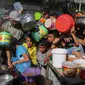 Warga berkerumun menunggu distribusi makanan di Rafah, Jalur Gaza selatan, Palestina, Rabu (8/11/2023). Sejak dimulainya perang Israel-Hamas, Israel membatasi jumlah makanan dan air yang diperbolehkan masuk ke wilayah Jalur Gaza sehingga menyebabkan kelaparan yang meluas di seluruh wilayah tersebut. (AP Photo/Hatem Ali)