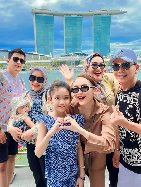 Netter juga banyak menyorot Bilqis yang kini beranjak remaja. [Instagram @ayutingting92]