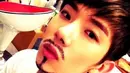 Jo Kwon merasa tidak nyaman saat ia harus menerima kenyataan jika wajahnya tidak mempunyai jambang. (Foto: koreaboo.com)