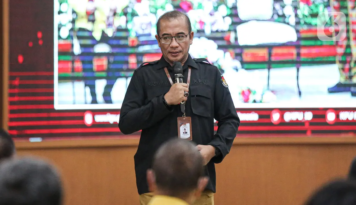 Ketua Komisi Pemilihan Umum (KPU) Hasyim Asy'ari (memberi sambutan saat Pendaftaran Partai Politik Calon Peserta Pemilu tahun 2024 di Gedung KPU, Jakarta, Rabu (10/8/2022). Diketahui, Golkar mendaftarkan diri bersama dengan parpol lainnya di Koalisi Indonesia Bersatu yakni PAN dan PPP. (Liputan6.com/Faizal Fanani)