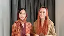 Dian Permatasari juga mengenakan kaftan warna coral kecoklatan bercorak yang senada dengan kerudungnya. [@dps_diahpermatasari]