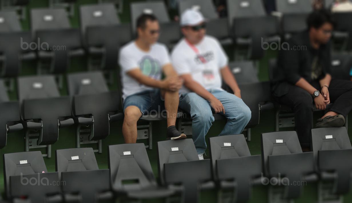 Selain menagangkat kaki, sampah juga berserakan  dari oknum penonton yang menyaksikan laga Piala Davis 2018 grup dua Asia/Oceania di Senayan, Jakarta, Sabtu (4/2/2018). (Bola.com/Nick Hanoatubun)