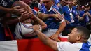 Kylian Mbappe pun langsung menghampiri tribun penonton untuk meminta maaf langsung kepada suporter yang menjadi korban dari insiden tersebut. Terlihat sang penonton hanya bisa memegang hidungnya yang sakit terkena bola tendangan Mbappe. (AFP/Kirill Kudryavtsev)
