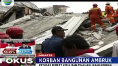 Menurut petugas, saat ditemukan posisi sang nenek tengah mendekap erat cucunya seolah berusaha melindungi sang cucu dari reruntuhan.