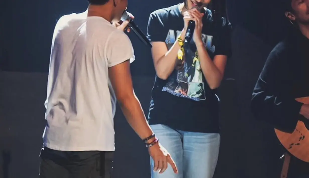 Menariknya, t shirt lengan pendek tersebut bergambar wajah Ariel dengan tulisan nama Ariel yang cukup besar. (@anyageraldine)