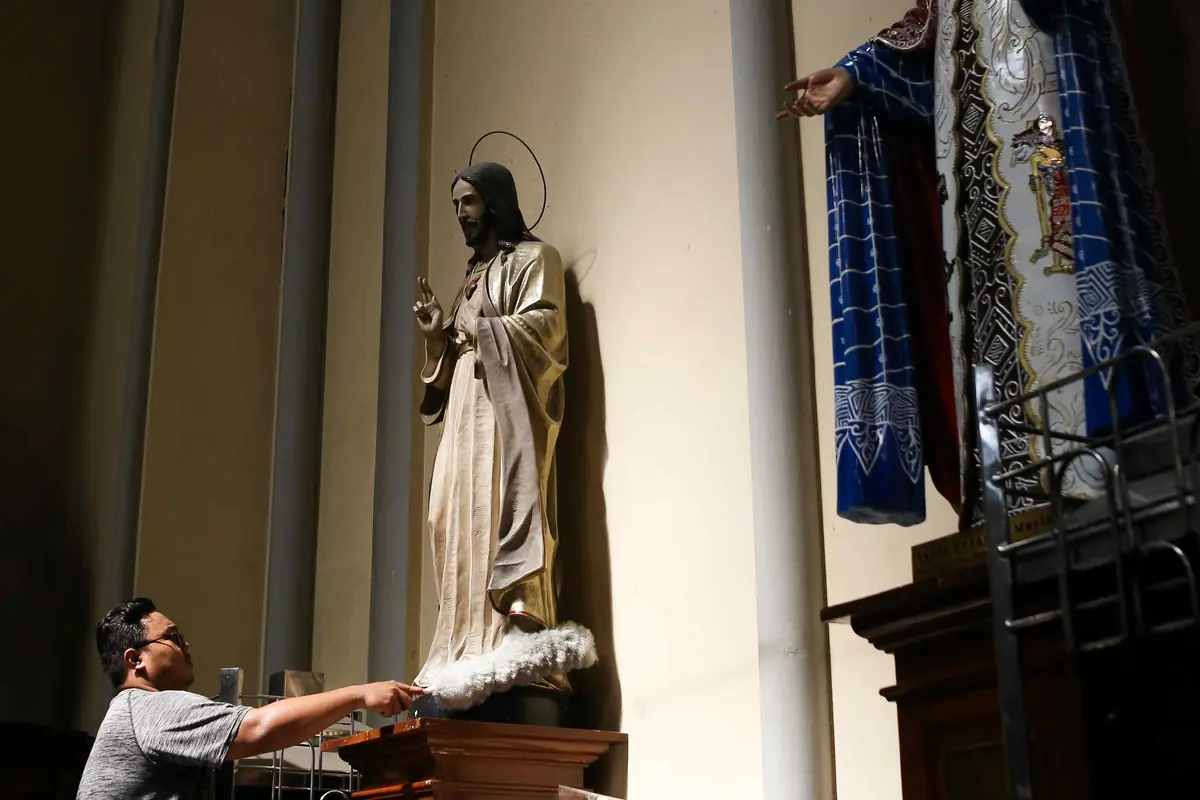 Bersih-Bersih Gereja Katedral Jakarta Sambut Perayaan Natal