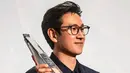 <p>Dia dengan bangga menunjukkan piala kemenangan dari hasil kerja kerasnya di industri film. "Congratulations on your award. 💐 We ask for your support and attention to actor Sun-hong's future activities!" kata pihak agensi kala itu. (Foto: Instagram/ hoduent)</p>