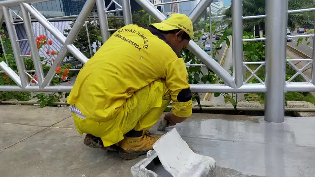 JPO tanpa atap di Jalan Sudirman, Jakarta Rabu (6/11/2019). (Liputan6.com/ Rizki Putra Aslendra)
