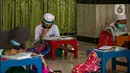 Anak-anak belajar mengaji di Masjid At-Taqwa, Jakarta, Rabu (14/4/2021). Kegiatan tersebut dibagi dalam tiga sesi yaitu pagi, siang, dan sore dimana setiap sesinya berdurasi dua jam. (Liputan6.com/Faizal Fanani)