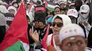 Tidak hanya orang dewasa, anak-anak bahkan balita pun diajak orang tuanya untuk meramaikan aksi tersebut. (AP Photo/Dita Alangkara)