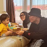 Dimomen hari ulang tahun putranya, Sule datang ke rumah mantan istrinya bersama Putri Delina. Komedian lima orang anak itu memberikan kejutan pada Adzam. [Instagram/putridelinaa]