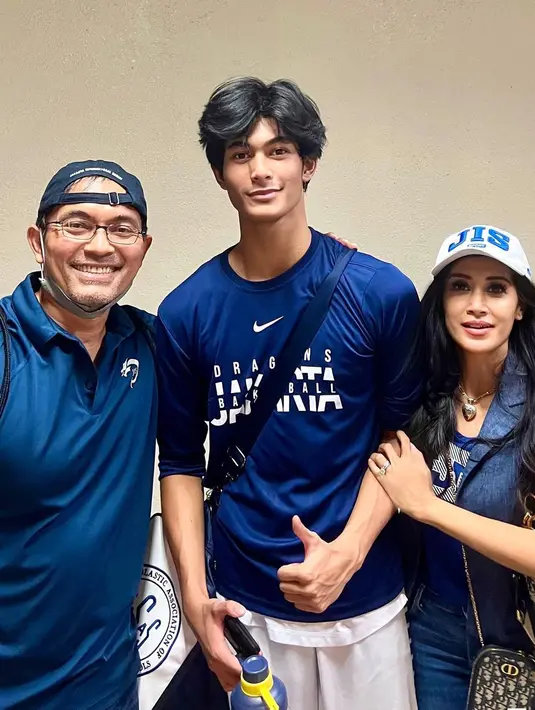 Paras anak bungsu Diah dan Anton kerap mencuri perhatian.  Tidak hanya memiliki paras tampan, tapi juga berpostur tinggi, 197 cm. Momen Diah bersama suami saat mendampingi putranya tanding basket mewakili sekolahnya tanding di Manila. [Instagram/dps_diahpermatasari]