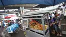 Pedagang Kaki Lima (PKL) menjajakan dagangannya di sekitar Mesjid Istiqlal, Jakarta, Jumat (2/12). Aksi 2 Desember yang dipenuhi massa menjadi kesempatan bagi sejumlah PKL untung meraup untung. (Liputan6.com/Immanuel Antonius)