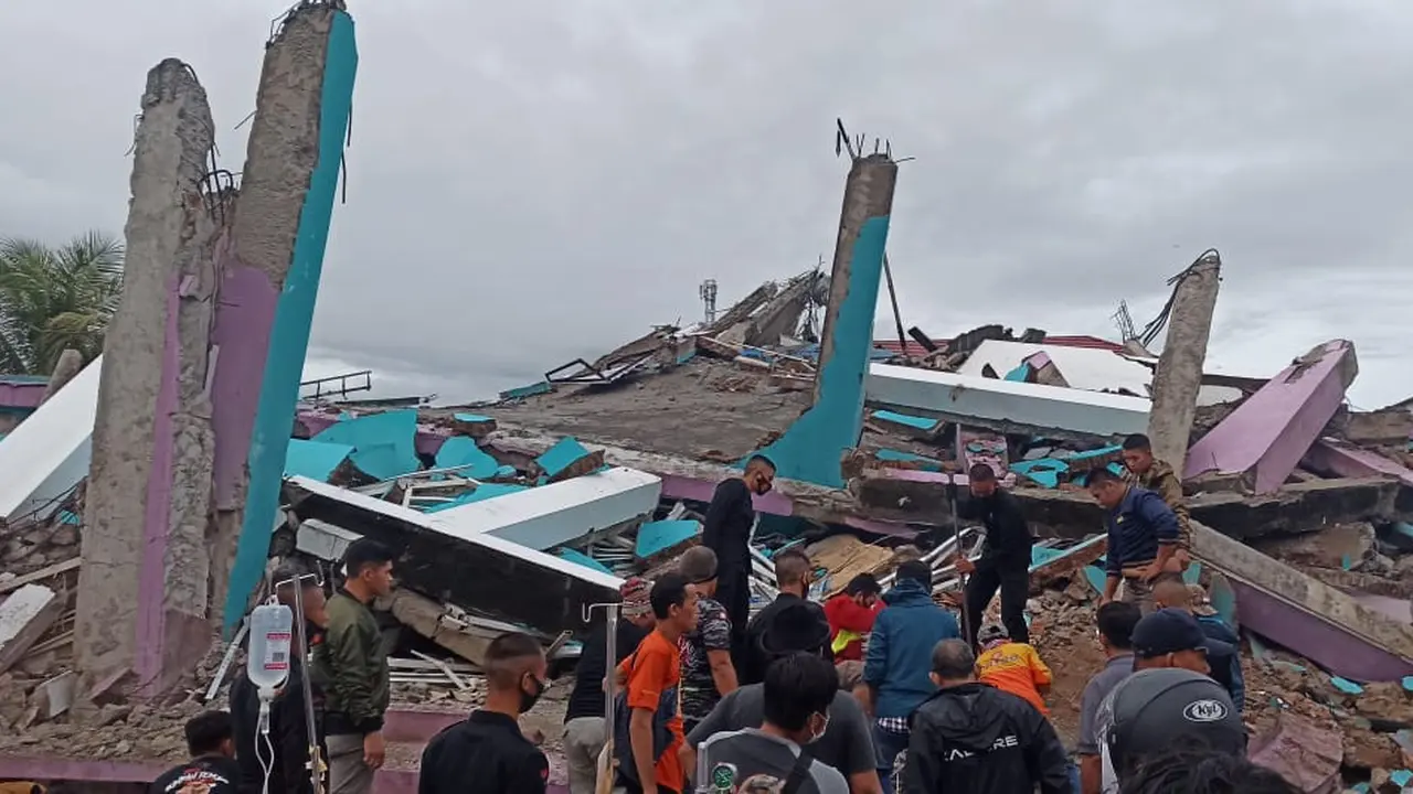 Regu Penyelamat di Mamuju, Sulawesi Barat berjibaku dengan waktu untuk menyelamatkan korban reruntuhan RS Mitra Manakarra yang ambruk akibat gempa di Sulbar. (Foto: Liputan6.com/Abdul Rajab Umar)
