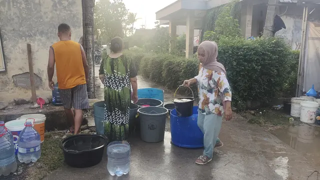 Sejumlah warga mendapatkan bantuan air bersih dari Polsek Bojongsari akibat sumur warga mengalami kekeringan di wilayah Duren Mekar, Bojongsari, Kota Depok.