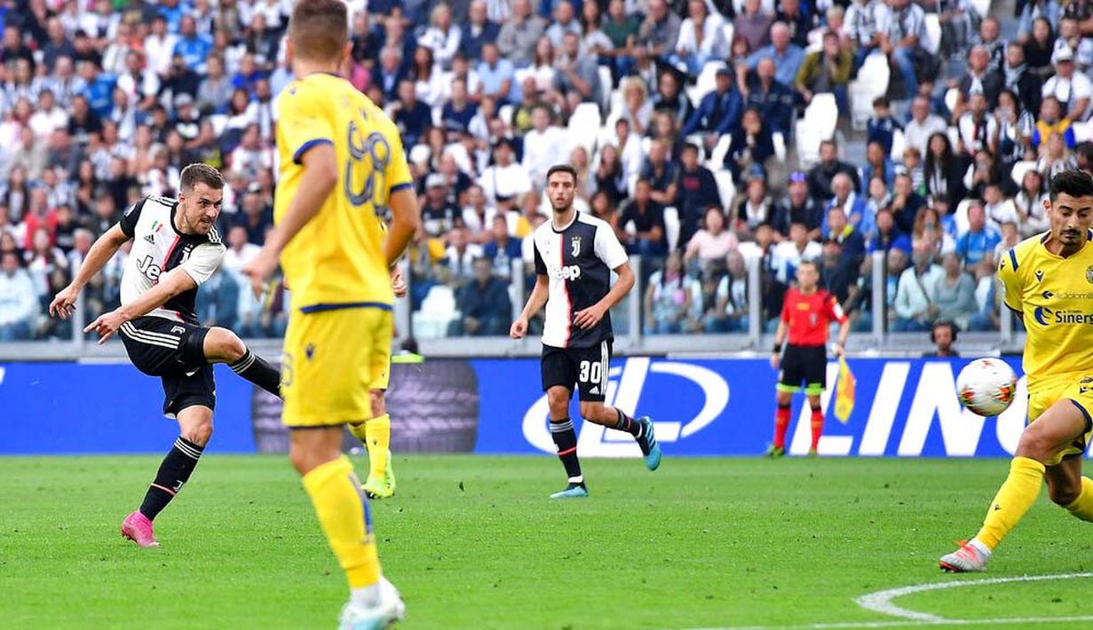 Gelandang Juventus, Aaron Ramsey, melepaskan tendangan ke gawang Verona pada laga Serie A di Stadion Juventus, Sabtu (21/9/2019). Juventus menang 2-1 atas Verona. (AP/Alessandro Di Marco)
