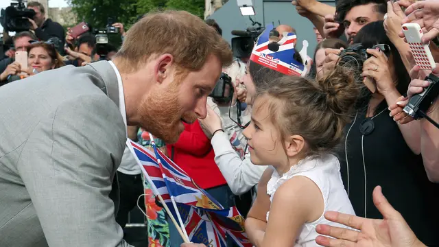 Jelang Pernikahan, Pangeran Harry Sapa Warga di Luar Kastil Windsor