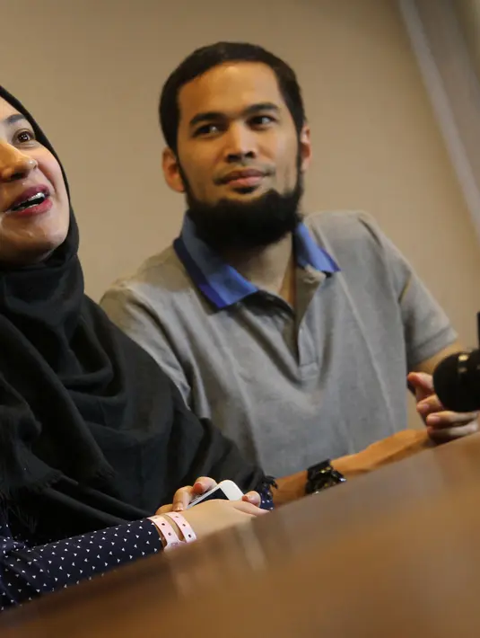 Pemeran Fitri dalam sinetron Cinta Fitri itu menceritakan bahwa saat hamil, ia ikut senam, hypno-birthing supaya ngalihin rasa sakitnya. "Itu kan ada teknik pernapasannya eh dia (Wisnu) malah ketawa" ungkap Shireen. (Galih W. Satria/Bintang.com)